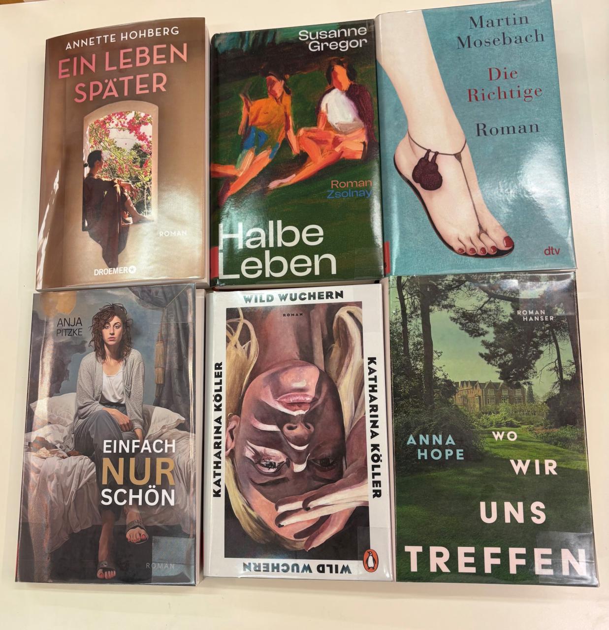 Covers von neuen Büchern auf einer Fläche liegend fotografiert. Titel: Einfach nur schön, Halbe Leben, Ein Leben später ...